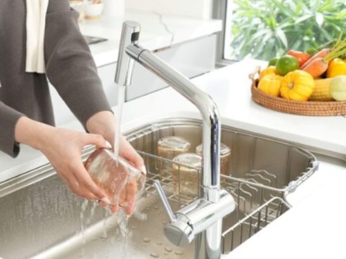 Hình ảnh thực tế vòi rửa bát nóng lạnh Konox Volta Chrome có dây rút